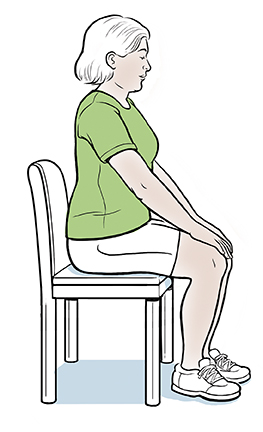 Mujer sentada en una silla con las manos apoyadas en las rodillas.