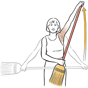 Una mujer hace un ejercicio de estiramiento de hombro con una escoba.