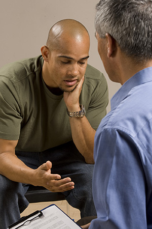 Un hombre habla con un proveedor de atención médica.